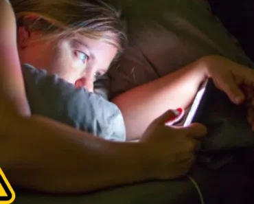 Experts Explain What Happens to Your Brain When You Use a Mobile Phone Before Bedtime